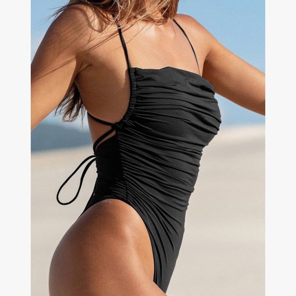 Swimsuit🖤 - Picture 3 of 5